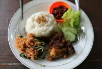 photo-1666239308345-c4c12ef3e177 Resep Ayam Goreng Serundeng Kelapa Pedas, Masakan Spesial Gurih yang Layak Jadi Andalan Acara Keluarga